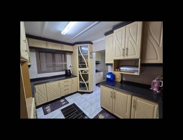 3 BEDROOM HOUSE FOR SALE IN WOODVIEW
